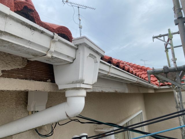 播磨町の交換前の劣化した雨樋